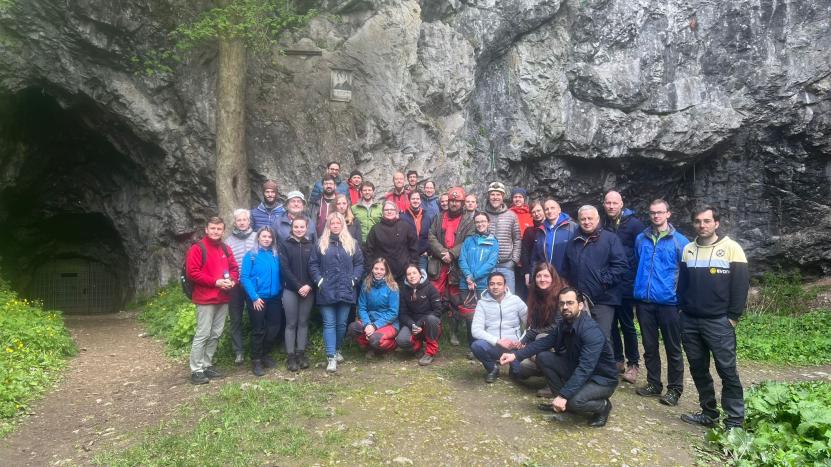 Účastníci konference před jeskyní Býčí skála