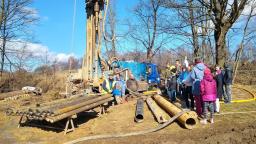 Field trip by local school students to the newly drilled monitoring well 1430_10 Dětřichov, Turów project