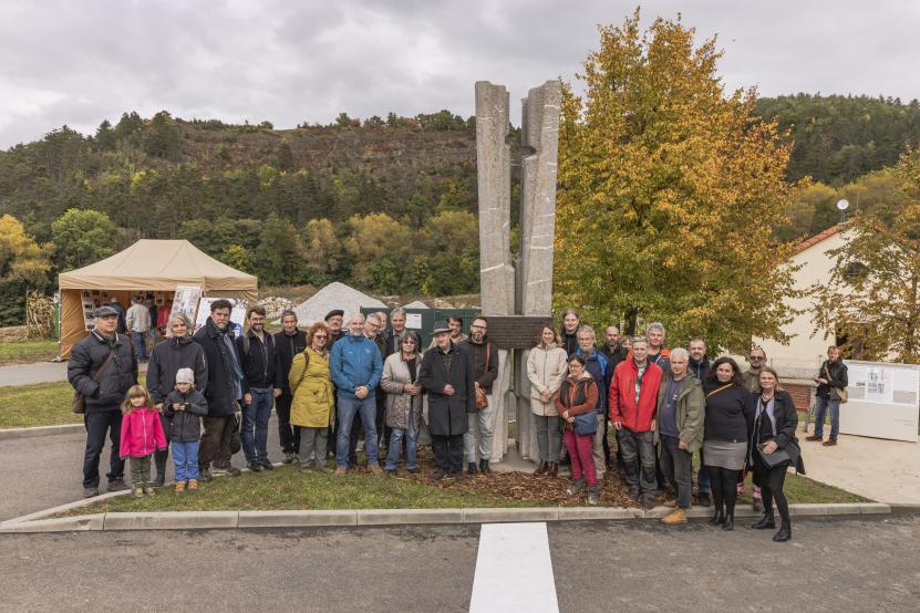 Účastníci ceremoniálu před nově zrekonstruovaným pomníkem