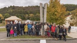 Účastníci ceremoniálu před nově zrekonstruovaným pomníkem