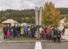 Účastníci ceremoniálu před nově zrekonstruovaným pomníkem